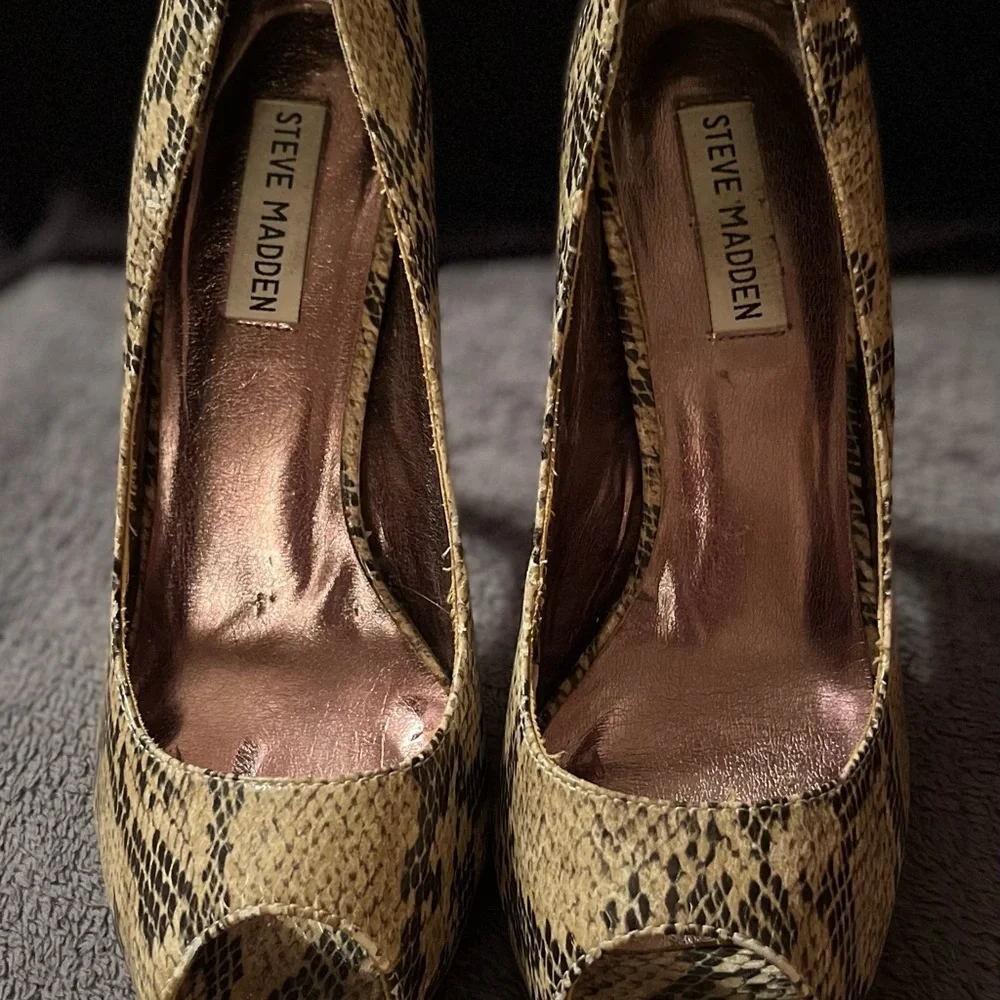 Steve Madden size 9 peep toe snake skin heels - Picture 5 of 7